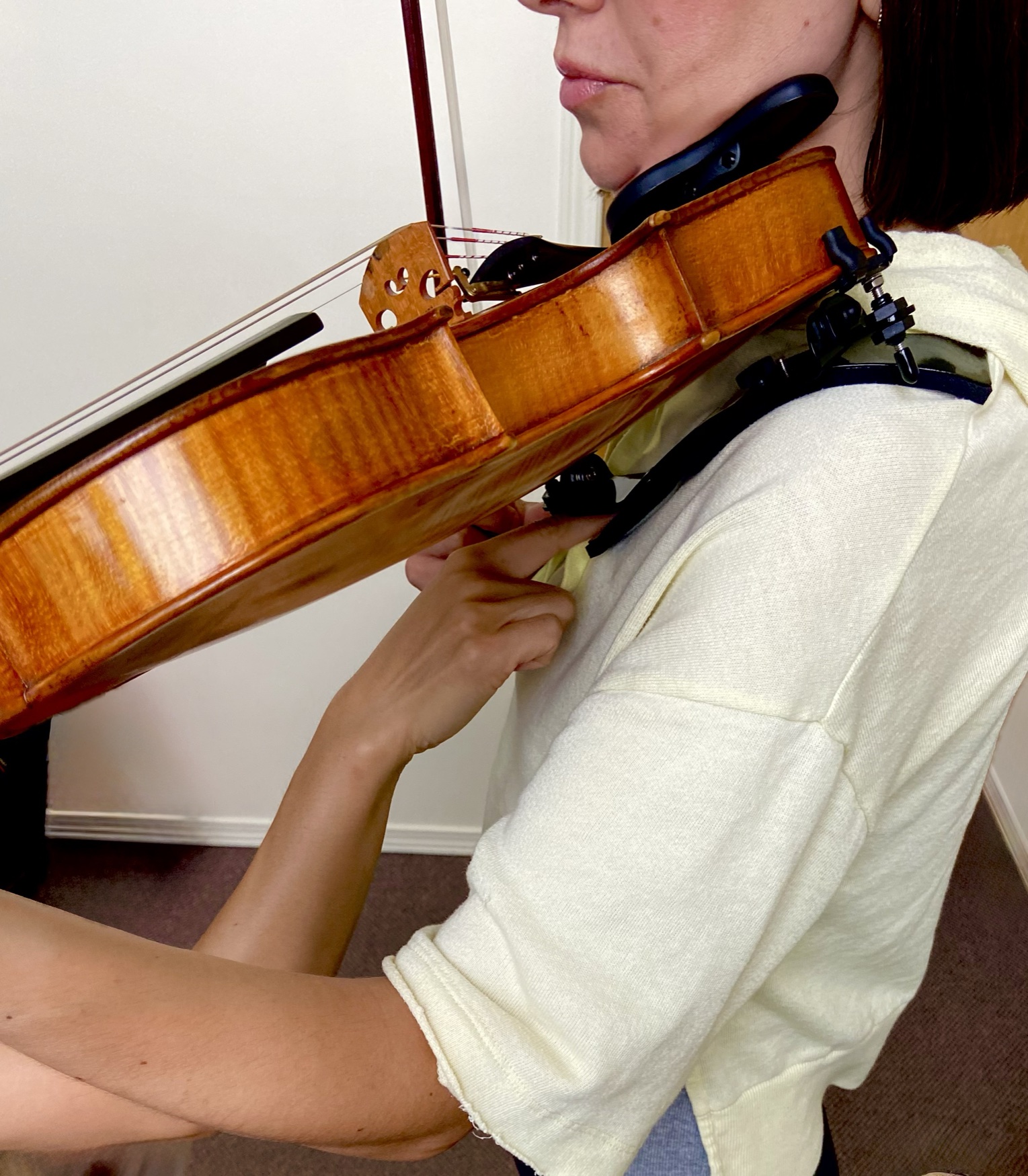 Molly Allison works hands-on with a violinist during an ergonomic assessment